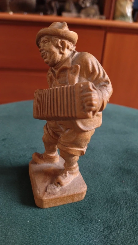 scultura in legno musicista suonatore di fisarmonica scultura in legno musicista suonatore di fisarmonica