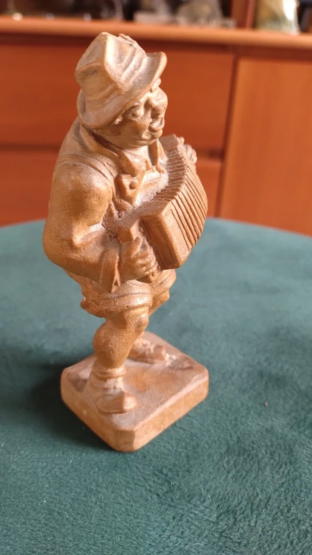 scultura in legno musicista suonatore di fisarmonica scultura in legno musicista suonatore di fisarmonica
