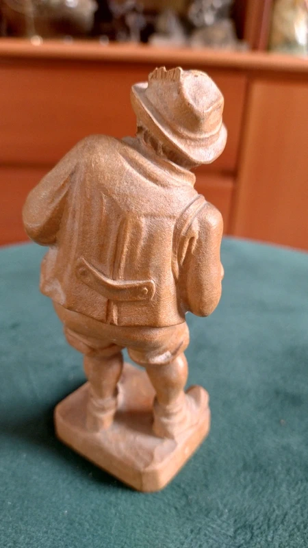 scultura in legno musicista suonatore di fisarmonica scultura in legno musicista suonatore di fisarmonica