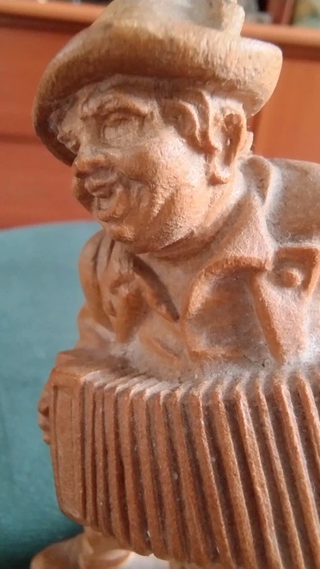 scultura in legno musicista suonatore di fisarmonica scultura in legno musicista suonatore di fisarmonica