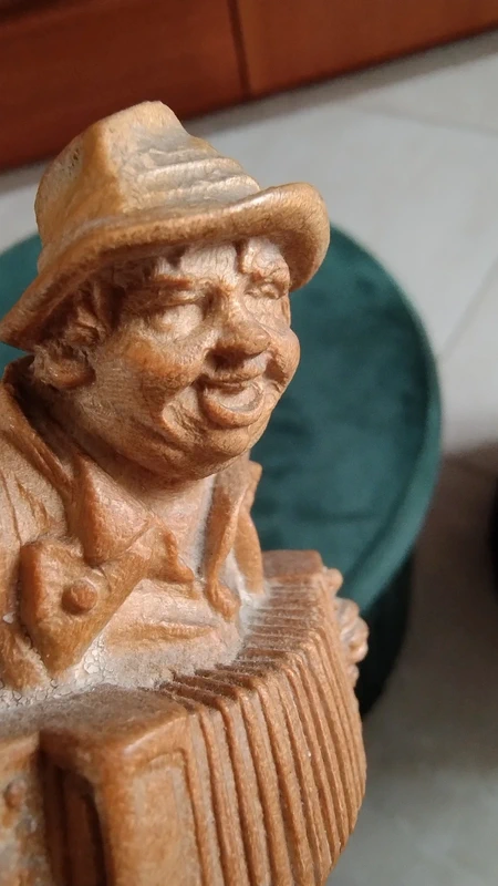 scultura in legno musicista suonatore di fisarmonica scultura in legno musicista suonatore di fisarmonica