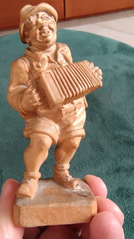 scultura in legno musicista suonatore di fisarmonica scultura in legno musicista suonatore di fisarmonica