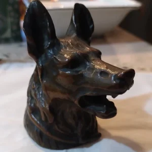 scultura raffigurante testa cane lupo in bronzo