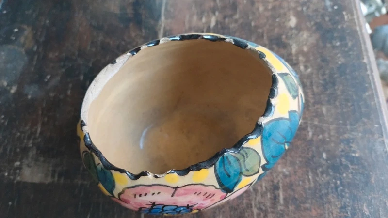 uovo "rotto" vasetto cachepot provenienza albisola albissola italy uovo "rotto" vasetto cachepot provenienza albisola albissola italy