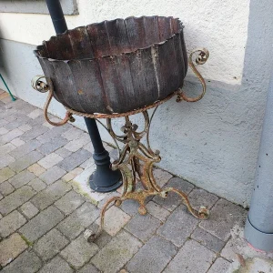 porta vaso fioriera tripode in ferro battuto con cachepot in rame martellato