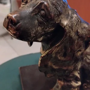 bellissimo cane in ceramica argentata firmato su base legno