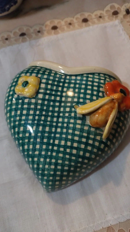 vaso cachepot a forma di cuore con ape e fiore pucci umbertide italy vaso cachepot a forma di cuore con ape e fiore pucci umbertide italy