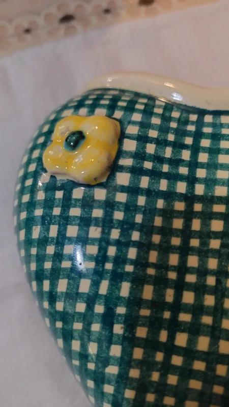vaso cachepot a forma di cuore con ape e fiore pucci umbertide italy vaso cachepot a forma di cuore con ape e fiore pucci umbertide italy