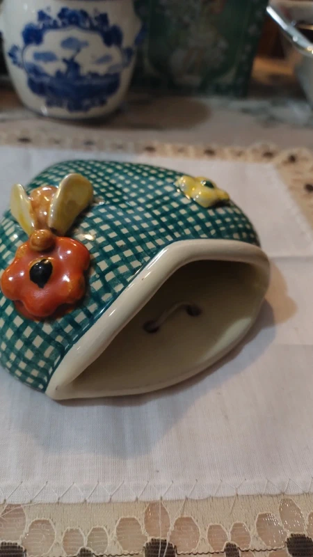 vaso cachepot a forma di cuore con ape e fiore pucci umbertide italy vaso cachepot a forma di cuore con ape e fiore pucci umbertide italy