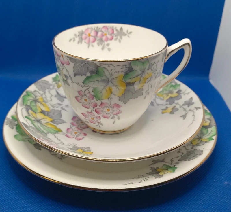 tazza da thè tè e doppio piattino vintage aynsley giallo pallido e floreale (copia) tazza da thè tè e doppio piattino vintage aynsley giallo pallido e floreale (copia)