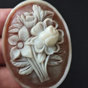cameo medaglione fiori in rilievo