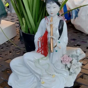 statuina porcellana fine china donna che suona il flauto
