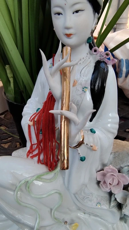 statuina porcellana fine china donna che suona il flauto statuina porcellana fine china donna che suona il flauto