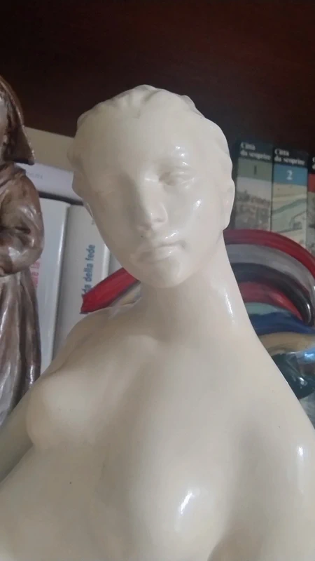 statua di donna nuda in ceramica colore crema soška statua di donna nuda in ceramica colore crema soška