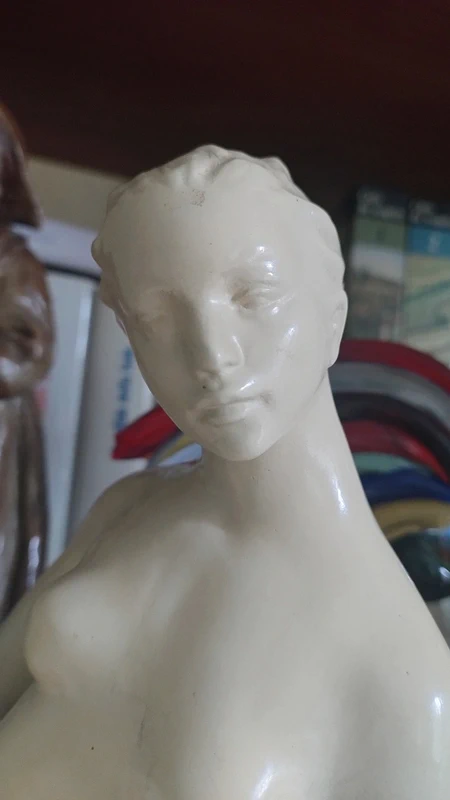 statua di donna nuda in ceramica colore crema soška statua di donna nuda in ceramica colore crema soška