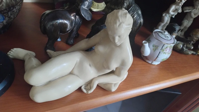 statua di donna nuda in ceramica colore crema soška statua di donna nuda in ceramica colore crema soška