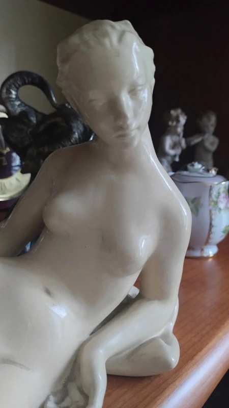 statua di donna nuda in ceramica colore crema soška statua di donna nuda in ceramica colore crema soška