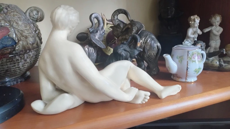 statua di donna nuda in ceramica colore crema soška statua di donna nuda in ceramica colore crema soška