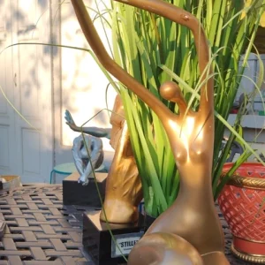 scultura nudo di donna in resina firmato v. houten