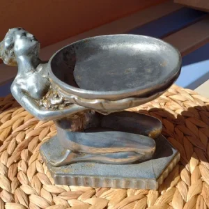 statua scultura donna nuda con piatto in metallo