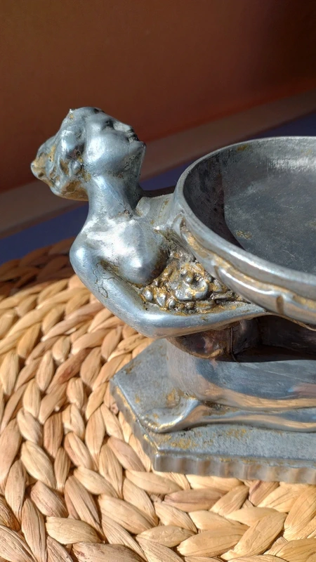 statua scultura donna nuda con piatto in metallo statua scultura donna nuda con piatto in metallo