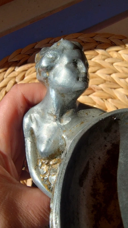 statua scultura donna nuda con piatto in metallo statua scultura donna nuda con piatto in metallo