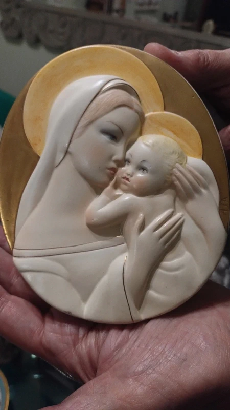 lenci madonna con il bambino formella in maiolica di forma ovale lenci madonna con il bambino formella in maiolica di forma ovale