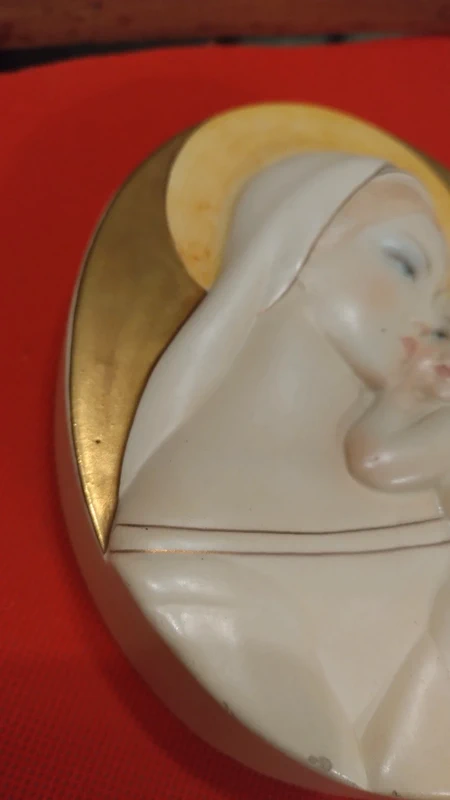 lenci madonna con il bambino formella in maiolica di forma ovale lenci madonna con il bambino formella in maiolica di forma ovale