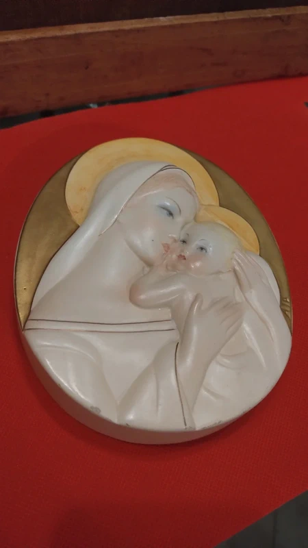 lenci madonna con il bambino formella in maiolica di forma ovale lenci madonna con il bambino formella in maiolica di forma ovale