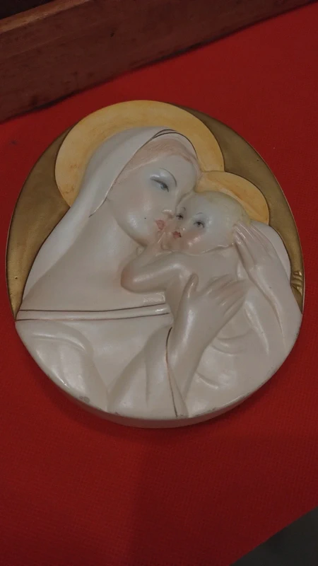 lenci madonna con il bambino formella in maiolica di forma ovale lenci madonna con il bambino formella in maiolica di forma ovale