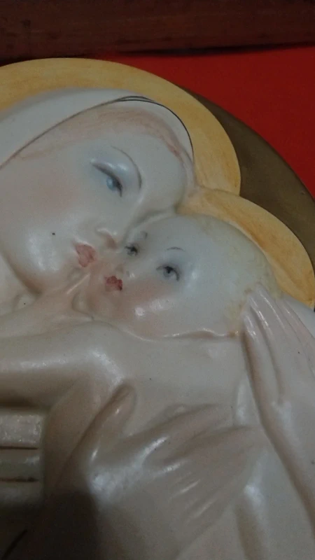 lenci madonna con il bambino formella in maiolica di forma ovale lenci madonna con il bambino formella in maiolica di forma ovale