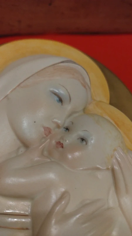 lenci madonna con il bambino formella in maiolica di forma ovale lenci madonna con il bambino formella in maiolica di forma ovale