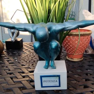 scultura figurativa moderna in resina laccata argento con base nera (copia)