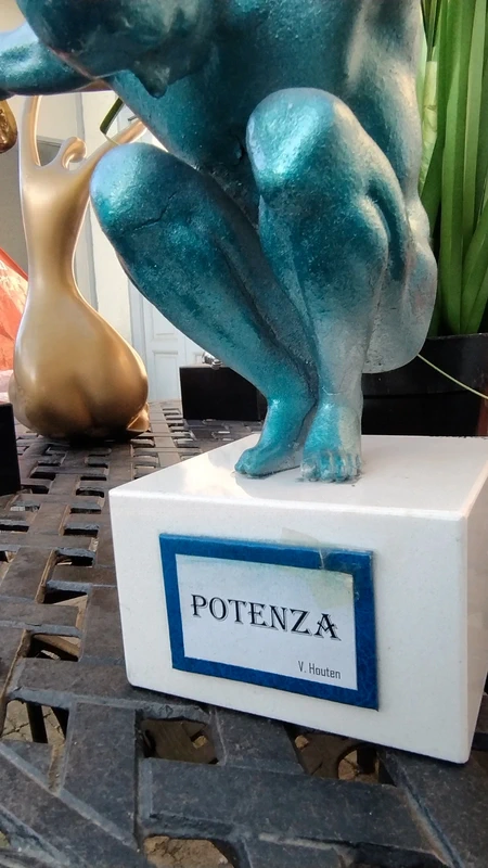 scultura uomo potenza a forma v. houten scultura uomo potenza a forma v. houten