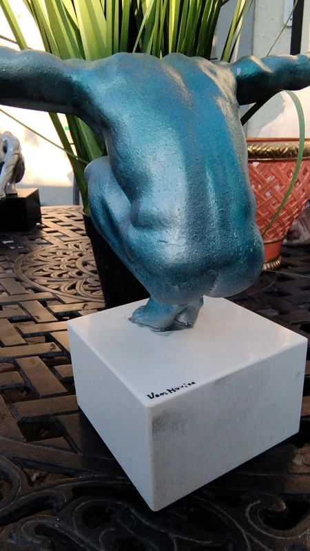 scultura uomo potenza a forma v. houten scultura uomo potenza a forma v. houten