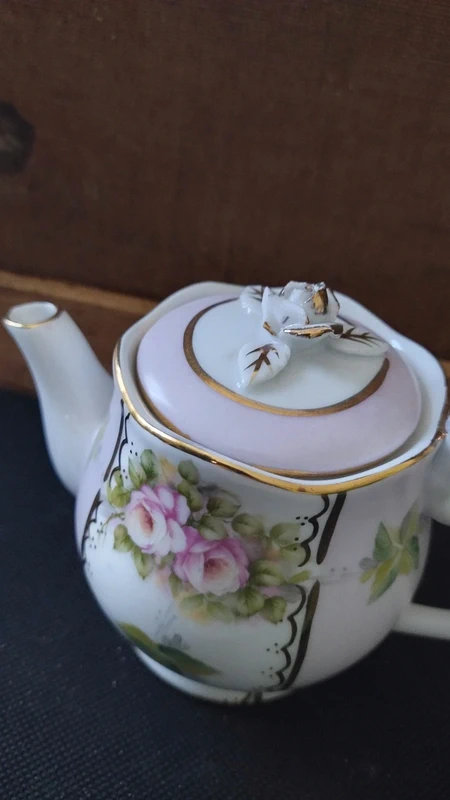 piccola teiera rose porcellana meissen dipinta a mano piccola teiera rose porcellana meissen dipinta a mano