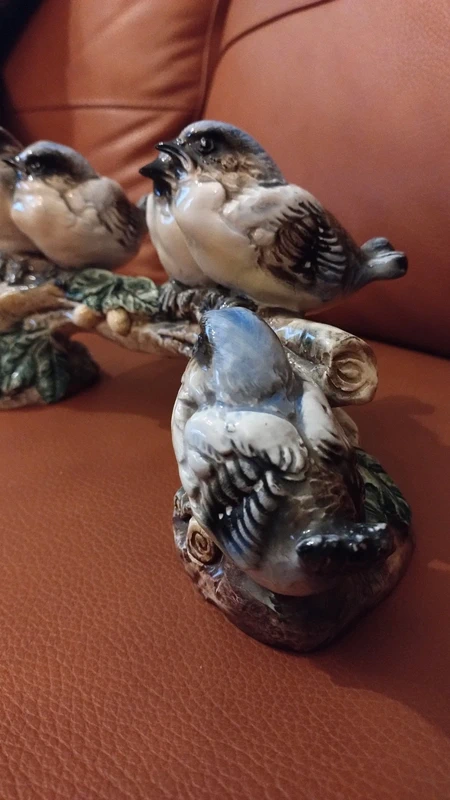 uccellini cince in ceramica su ramo firma ferrandi vimodrone italy uccellini cince in ceramica su ramo firma ferrandi vimodrone italy