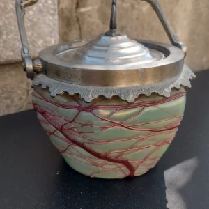 porta caramelle o zuccheriera in vetro austriaco pallme konig verde con fili di vetro fuso scuro