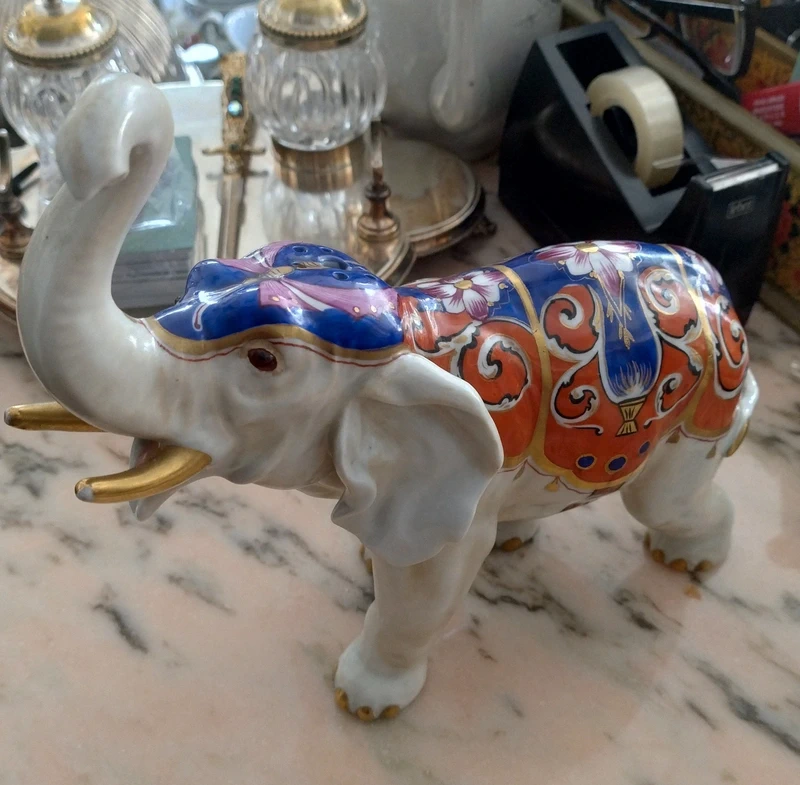 elefante in porcellana con mantello colorato capodimonte italy elefante in porcellana con mantello colorato capodimonte italy