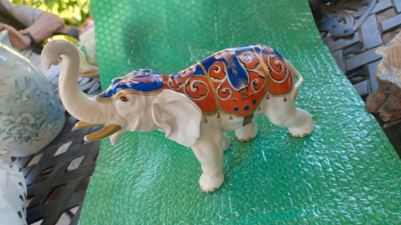 elefante in porcellana con mantello colorato capodimonte italy elefante in porcellana con mantello colorato capodimonte italy