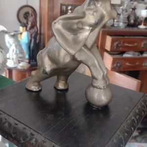 elefante da circo in metallo