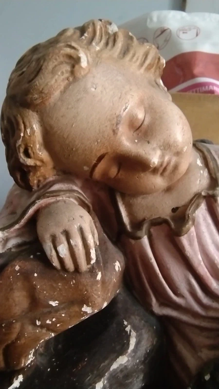 antica scultura in gesso di gesù bambino che dorme antica scultura in gesso di gesù bambino che dorme