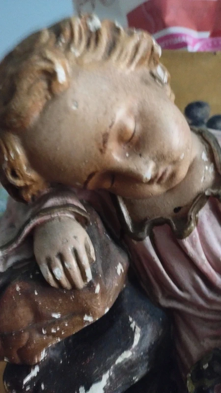 antica scultura in gesso di gesù bambino che dorme antica scultura in gesso di gesù bambino che dorme