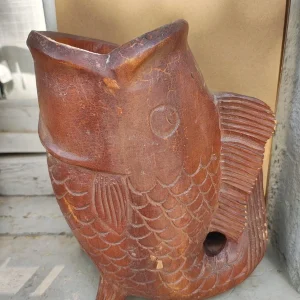 vaso brocca in legno intagliato a forma di carpa koi