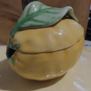 ceramica d'epoca, scultura limone barbotine , ceramista italy numerato