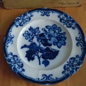 piatto da parete antico vittoriano wedgwood pearl ware con decorazione geranio color blu intenso