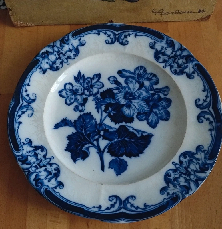 piatto da parete antico vittoriano wedgwood pearl ware con decorazione geranio color blu intenso piatto da parete antico vittoriano wedgwood pearl ware con decorazione geranio color blu intenso