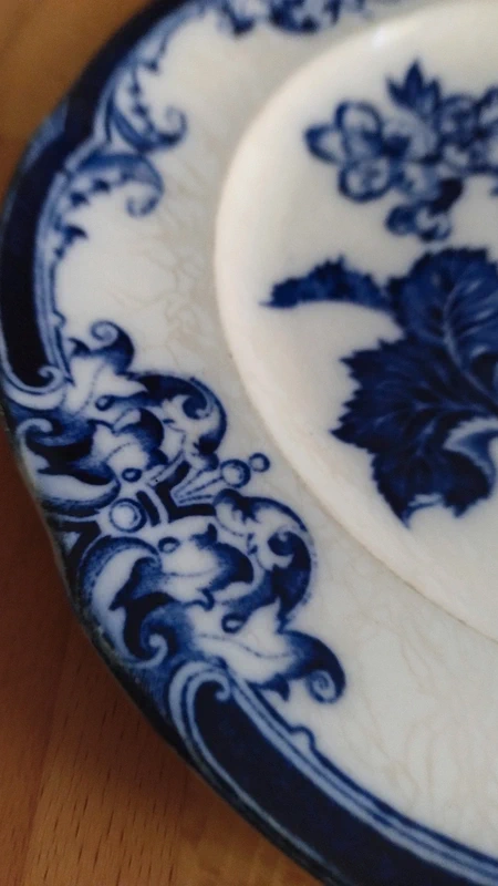 piatto da parete antico vittoriano wedgwood pearl ware con decorazione geranio color blu intenso piatto da parete antico vittoriano wedgwood pearl ware con decorazione geranio color blu intenso