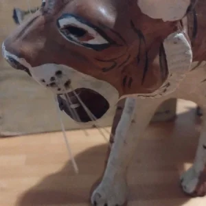 tigre cartapesta rivestita in pelle dipinta a mano con occhi di vetro e baffi nylon