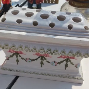 vaso antico in maiolica con fioriera con decorazioni in rilievo